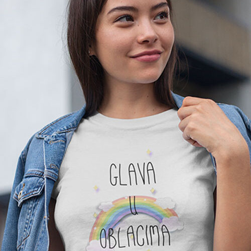 Majca s natpisom: Glava u oblacima